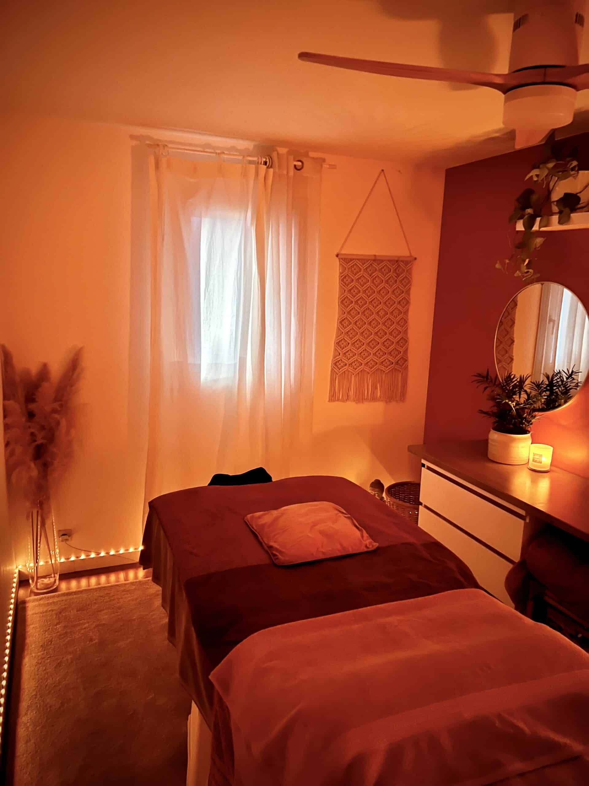 Vue principale de la salle de massage de Laure à Toulouse, avec la table préparée et une lumière tamisée